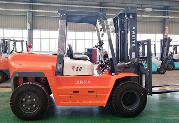 Xe nâng động cơ diesel