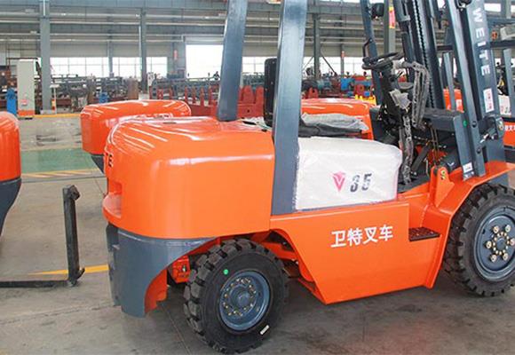 Xe nâng động cơ diesel