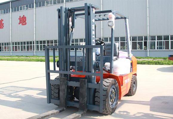 Xe nâng động cơ diesel