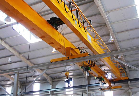 Cần cẩu trên dầm đôi với cần trục nâng