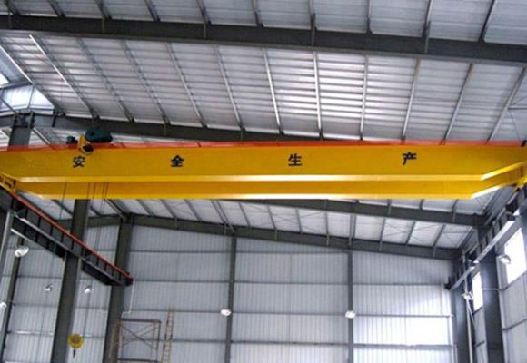 Cần cẩu trên dầm đôi với cần trục nâng