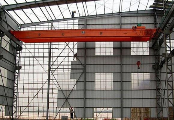 Cần cẩu trên dầm đôi với cần trục nâng