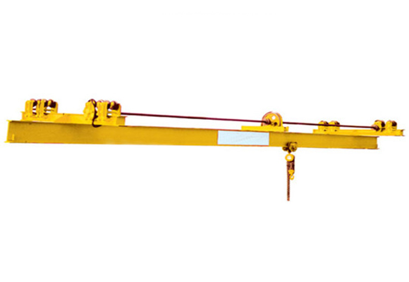 Cần trục treo trên một cầu