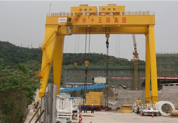 Cần cẩu giàn hai cần cẩu với khiên